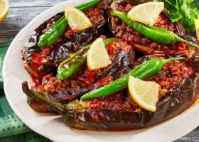 طريقة عمل باذنجان محشو باللحم المفروم في الفرن