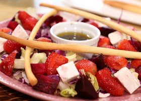 طريقة عمل سلطة الشمندر والفراولة