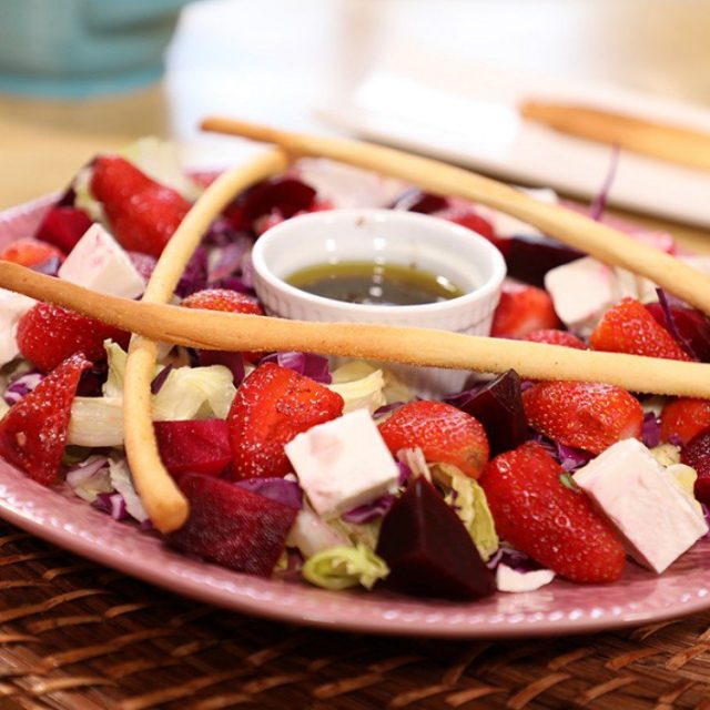 طريقة عمل سلطة الشمندر والفراولة