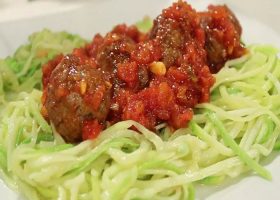 طريقة عمل سباغيتي الكوسا بكرات اللحم