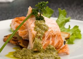 طريقة عمل السلمون مع صلصة الحبق