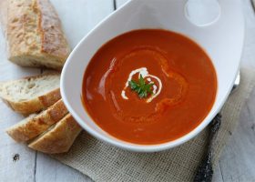 طريقة عمل شوربة الفلفل الأحمر المشوي