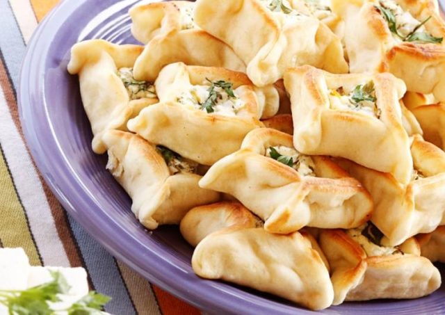 طريقة عمل فطائر الجبن بالبقدونس