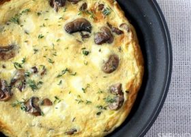 طريقة عمل بيض بالجبن والمشروم