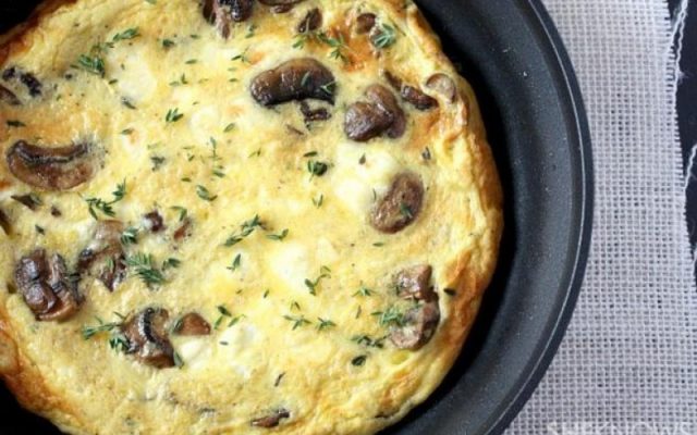 طريقة عمل بيض بالجبن والمشروم