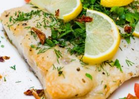 طريقة عمل سمك الهامور بالكريمة بالفرن