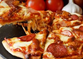 طريقة عمل بيتزا الببيروني