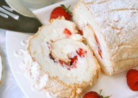 طريقة عمل سويسرول بالفراولة