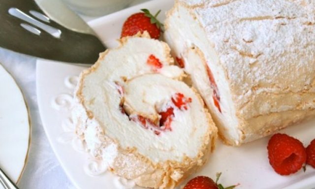 طريقة عمل سويسرول بالفراولة