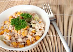 طريقة عمل سلطة التونة بالذرة والمايونيز