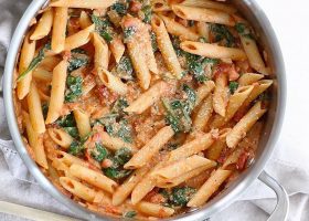 طريقة عمل المكرونة بالسبانخ والطماطم