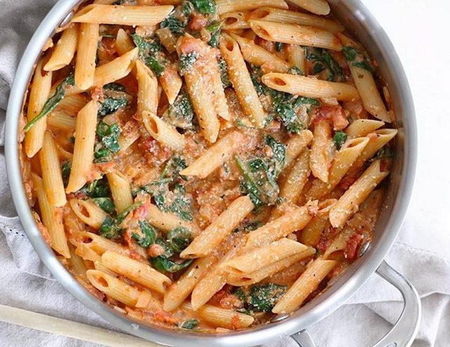 طريقة عمل المكرونة بالسبانخ والطماطم