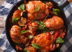 طريقة عمل دجاج بالطماطم والزيتون بالفرن