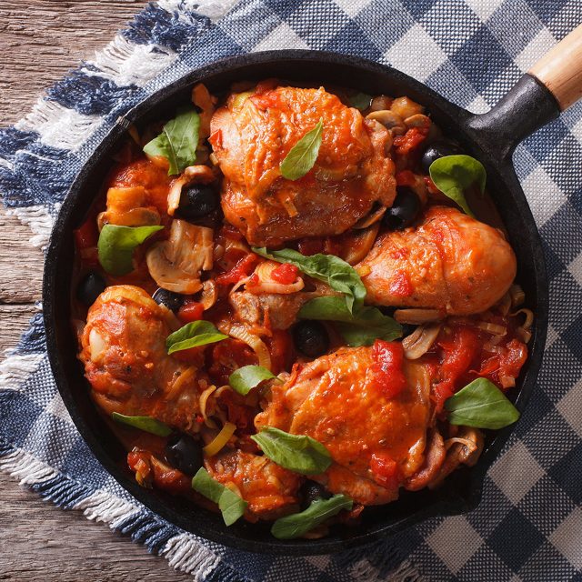 طريقة عمل دجاج بالطماطم والزيتون بالفرن