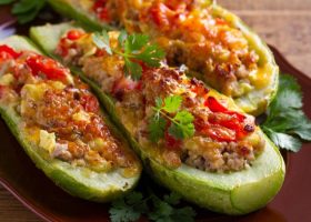 طريقة عمل قوارب الكوسا باللحم المفروم والخضار