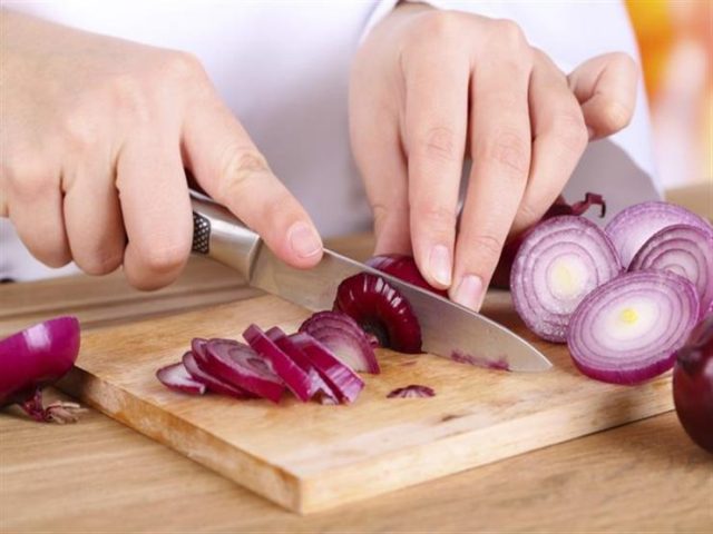 كيفية إزالة رائحة البصل والثوم من اليدين