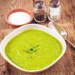طريقة عمل شوربة البازيلاء والكرفس