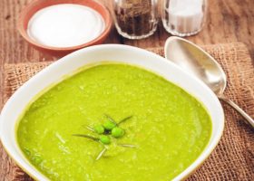 طريقة عمل شوربة البازيلاء والكرفس