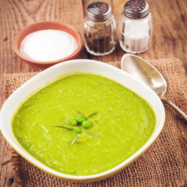 طريقة عمل شوربة البازيلاء والكرفس