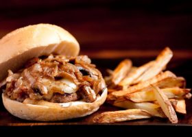 طريقة عمل برجر مع البصل المكرمل