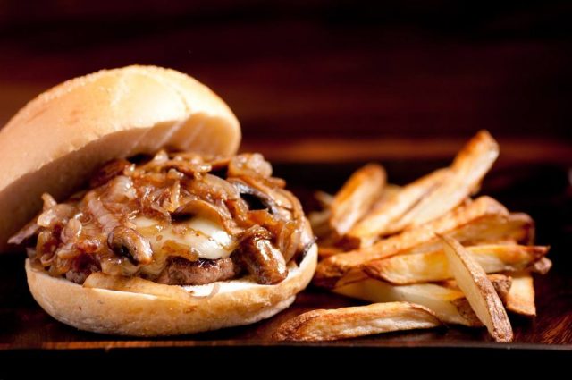 طريقة عمل برجر مع البصل المكرمل