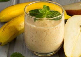 طريقة عمل سموذي الموز بالإجاص