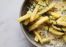 طريقة عمل بطاطس محمرة بجبن الموزريلا