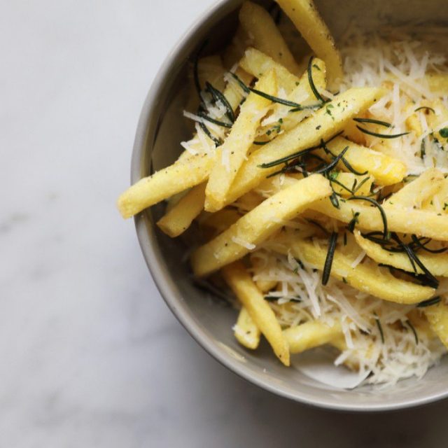 طريقة عمل بطاطس محمرة بجبن الموزريلا