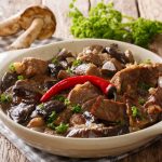 طريقة عمل صينية لحم بالفرن مع الفطر