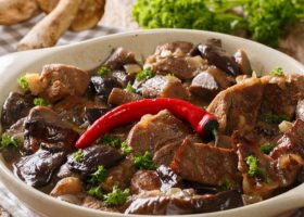 طريقة عمل صينية لحم بالفرن مع الفطر
