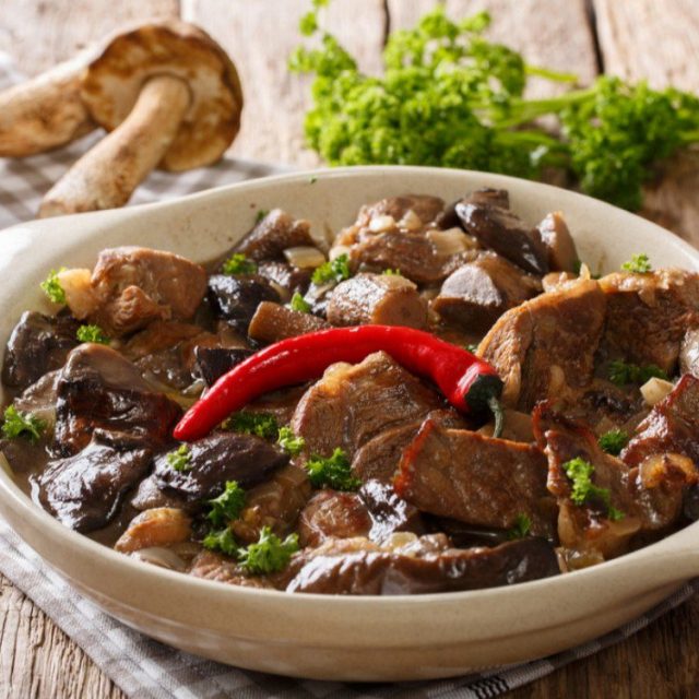 طريقة عمل صينية لحم بالفرن مع الفطر