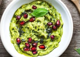 طريقة عمل صلصة الأفوكادو بالرمان