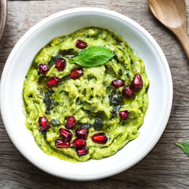 طريقة عمل صلصة الأفوكادو بالرمان