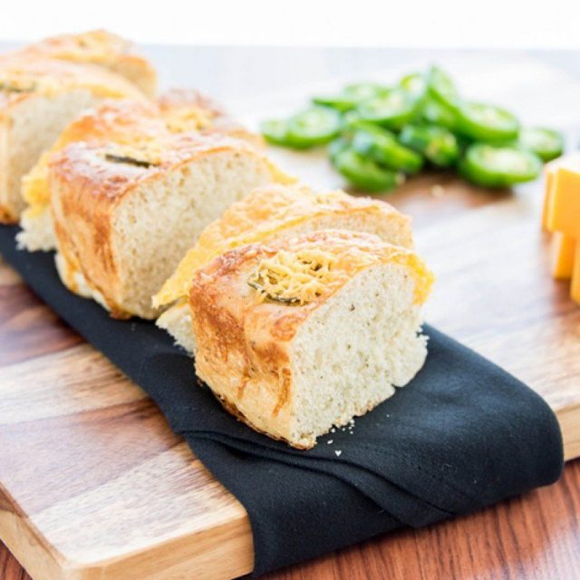 طريقة عمل خبز بالجبن الشيدر