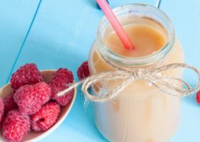 طريقة عمل سموذي الدراق بالتوت