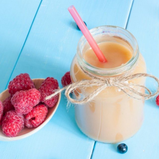 طريقة عمل سموذي الدراق بالتوت