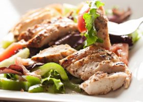 طريقة عمل سلطة دجاج بالخضار