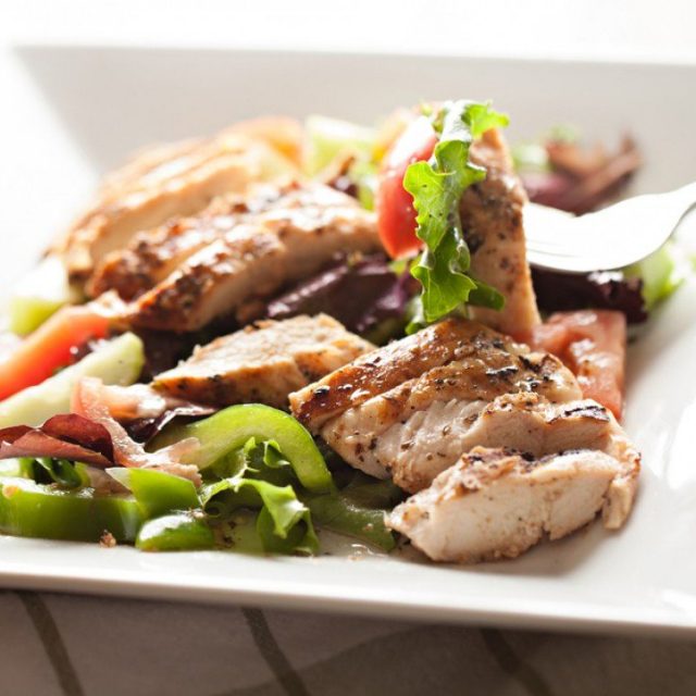 طريقة عمل سلطة دجاج بالخضار