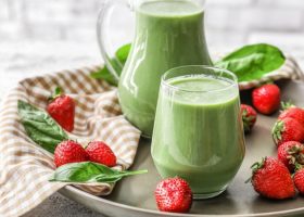 طريقة عمل سموذي الفراولة بالسبانخ