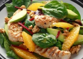طريقة عمل سلطة الدجاج المشوي بالبرتقال والأفوكادو