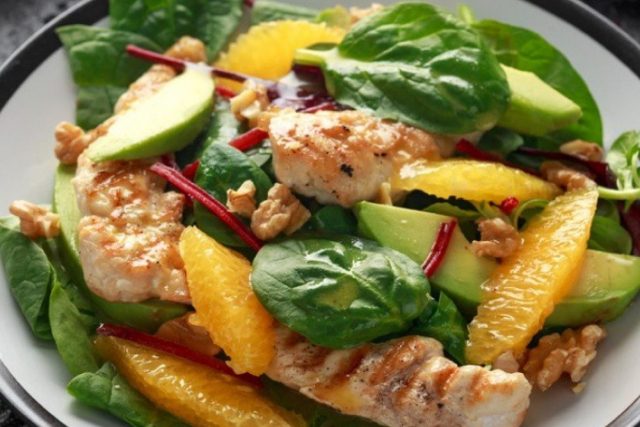 طريقة عمل سلطة الدجاج المشوي بالبرتقال والأفوكادو