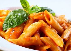 طريقة عمل مكرونة محمرة بالبصل والصلصة