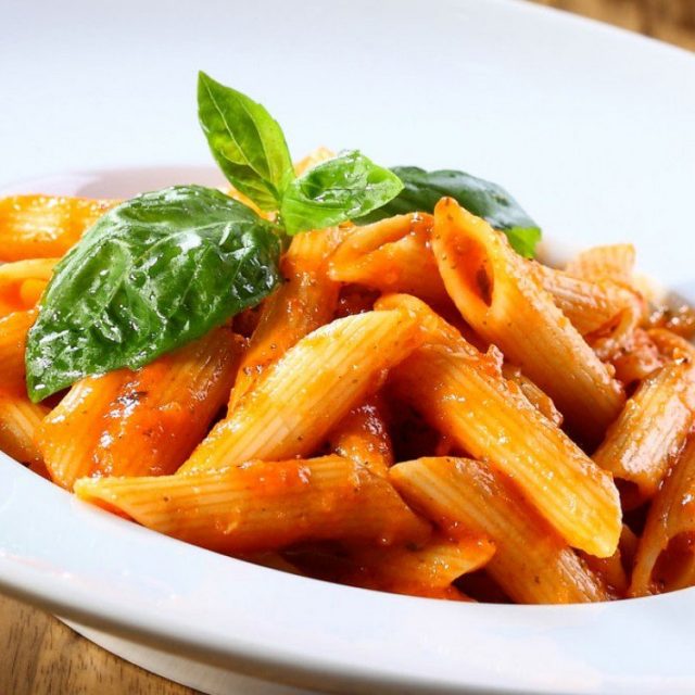 مكرونة محمرة بالبصل والصلصة