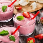 طريقة عمل موس الفراولة بالموز بثلاث مكونات