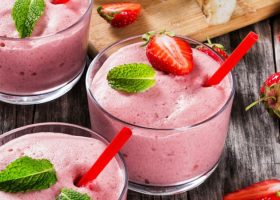 طريقة عمل موس الفراولة بالموز بثلاث مكونات