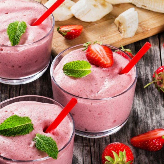 طريقة عمل موس الفراولة بالموز بثلاث مكونات