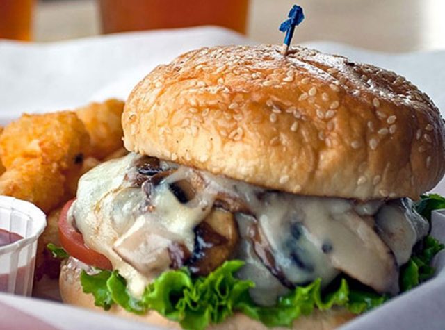طريقة عمل برجر بالمشروم والجبن