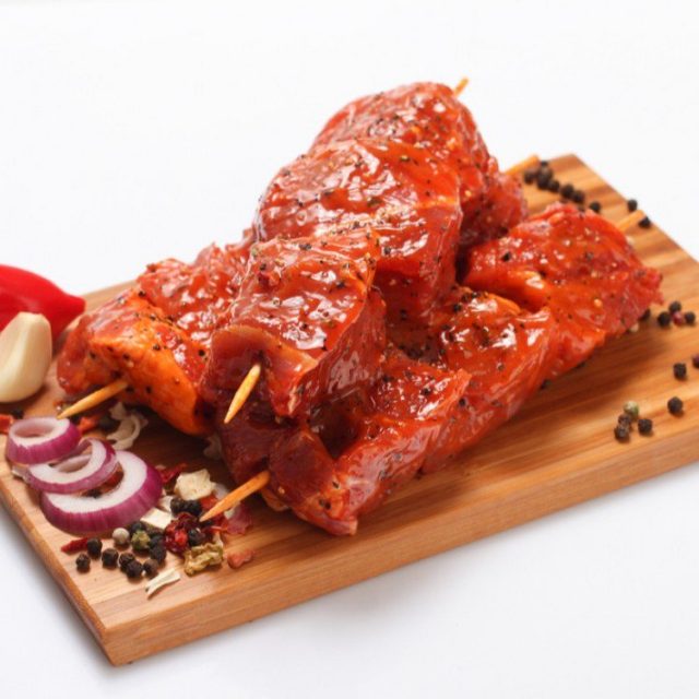 طريقة عمل تتبيلة اللحم بالثوم والطماطم