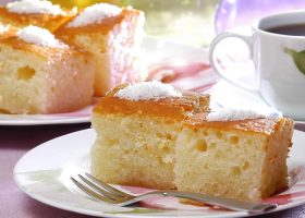 طريقة عمل كيكة جوز الهند بالسميد