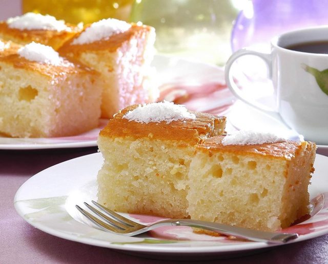 طريقة عمل كيكة جوز الهند بالسميد